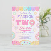 ZWEI Sweet Rainbow Donut 2. Geburtstag Einladung (Stehend Vorderseite)