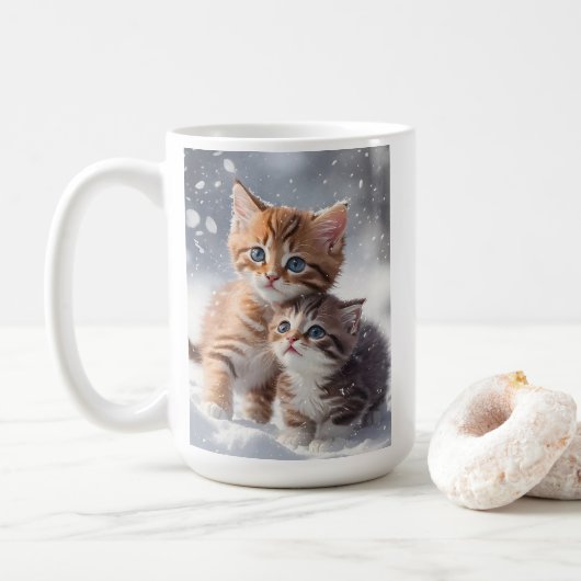 Zwei Tabby-Kätzchen spielen in Snow Blank Gruß Kaffeetasse (Mit Donut)