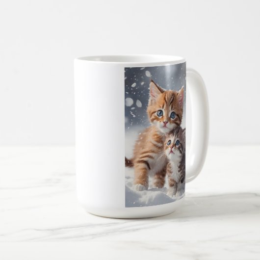 Zwei Tabby-Kätzchen spielen in Snow Blank Gruß Kaffeetasse (VorderseiteRechts)