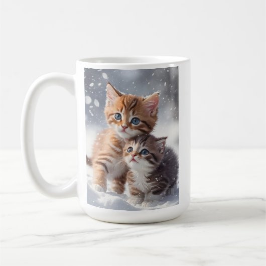 Zwei Tabby-Kätzchen spielen in Snow Blank Gruß Kaffeetasse (Links)