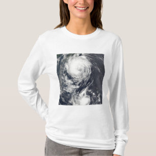 Zwei Taifunsysteme, die dem Fernen Osten sich T-Shirt