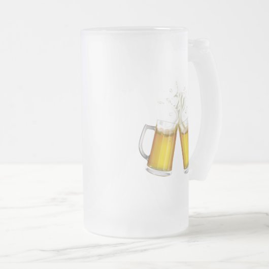 Zwei Tasse mit einem leichten Bier. (VorderseiteRechts)