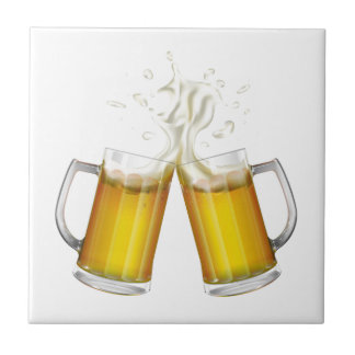 Zwei Tasse mit einem leichten Bier. Fliese