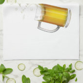 Zwei Tasse mit einem leichten Bier. Geschirrtuch (Gefaltet)