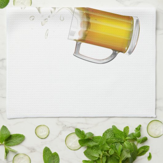 Zwei Tasse mit einem leichten Bier. Geschirrtuch (Gefaltet)