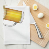 Zwei Tasse mit einem leichten Bier. Geschirrtuch (Viertel Falte)