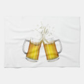 Zwei Tasse mit einem leichten Bier. Geschirrtuch (Horizontal)