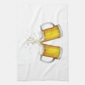 Zwei Tasse mit einem leichten Bier. Geschirrtuch (Vertikal)
