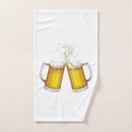 Zwei Tasse mit einem leichten Bier. Handtuch