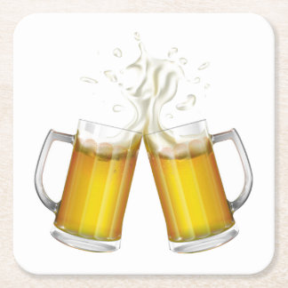 Zwei Tasse mit einem leichten Bier. Rechteckiger Pappuntersetzer