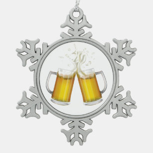 Zwei Tasse mit einem leichten Bier. Schneeflocken Zinn-Ornament