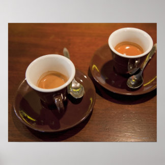 zwei Tassen frisch gebrühten Espressokaffees auf e Poster