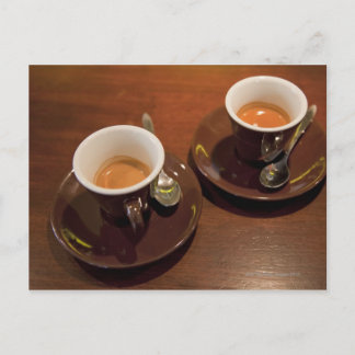 zwei Tassen frisch gebrühten Espressokaffees auf e Postkarte