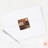 zwei Tassen frisch gebrühten Espressokaffees auf e Quadratischer Aufkleber (Umschlag)