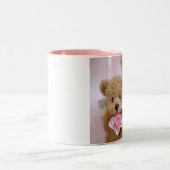 zwei Teddybären, die Rosenkaffee-Tasse halten Zweifarbige Tasse (Mittel)