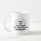 Zwei Thumbs und Lieben als Immunologe Kaffeetasse (Links)