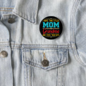 Zwei Titel Mama und Oma Funny Mother Day Button (Beispiel)