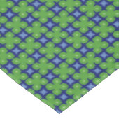 Zwei Töne mit vier Leaf-Clovers auf blau Tischdecke (Schrägansicht)