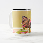 Zwei Töne Tasse mit Bild eines gemalten Schmetterl (Vorderseite Links)