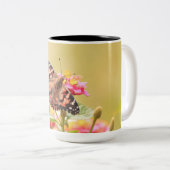 Zwei Töne Tasse mit Bild eines gemalten Schmetterl (VorderseiteRechts)