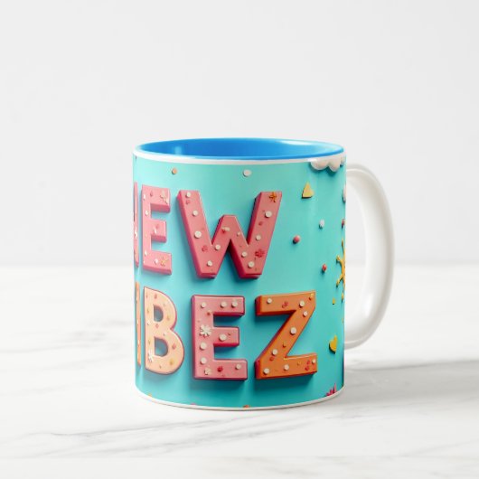 Zwei-Tone-Tasse-New Vibez Zweifarbige Tasse (VorderseiteRechts)