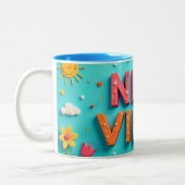 Zwei-Tone-Tasse-New Vibez Zweifarbige Tasse (Links)