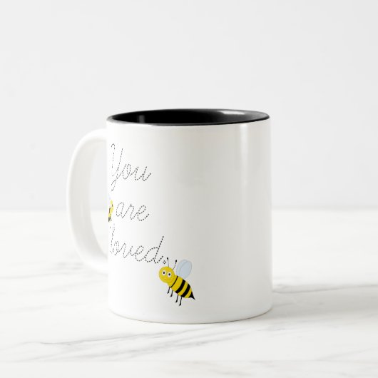 Zwei-Tonen Sie sind LiebesHonigbienen-Tasse Zweifarbige Tasse (Vorderseite Links)