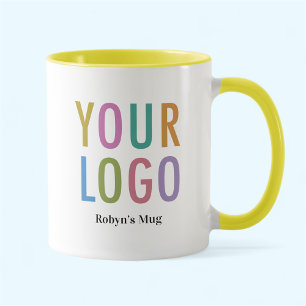 Zwei tongelbe Tasse mit dem Namen Custom Business