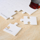 Zwei Tore halten Handschuhe mit einem Fußball Puzzle (Seite)