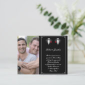 Zwei Tuxedos mit Rote Rose Gay Wedding Verlobung Einladung (Stehend Vorderseite)