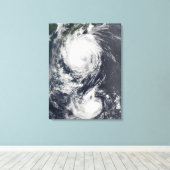 Zwei Typhoon-Systeme nähern sich dem Fernen Osten Leinwanddruck (Insitu (Holzboden))