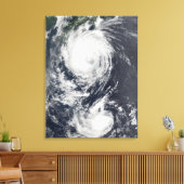 Zwei Typhoon-Systeme nähern sich dem Fernen Osten Leinwanddruck (Insitu (Wohnzimmer))