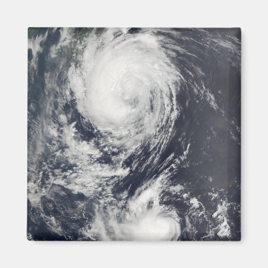 Zwei Typhoon-Systeme nähern sich dem Fernen Osten Magnet (Vorne)