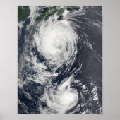 Zwei Typhoon-Systeme nähern sich dem Fernen Osten Poster (Vorne)
