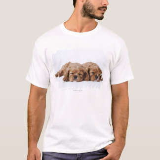 Zwei unbekümmerte Königcharles Spanielwelpen T-Shirt