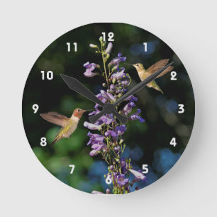 Zwei Vögel, die mit Blume-Uhr fliegen Runde Wanduhr