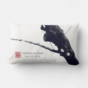 Zwei von uns Chinesen, die ein Hochzeitsgeschenk m Lendenkissen