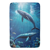 Zwei Wale schwimmen zwischen tropischen Fischen Badematte (Vorderseite Vertikal)