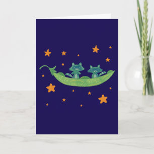 Zwei Waschbären in einer Erbsenschote Whimsical Karte