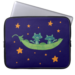 Zwei Waschbären in einer Erbsenschote Whimsische Laptopschutzhülle