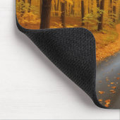 Zwei Wege in einem herbstlichen Wald Mousepad (Ecke)