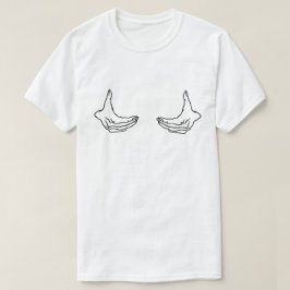 Zwei weibliche Hände halten Brustumriss T-Shirt
