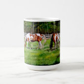 Zwei weiden lassende Farben-Pferde Kaffeetasse (Mittel)