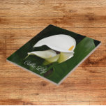 Zwei weiße Calla Lilies Floral Fliese<br><div class="desc">Für Blume und Pflanze Liebhaber! Keramik Kachel,  die ein Foto von zwei,  prächtigen,  weißen Calla Lilies und ihre grüne Blätter. Ein schönes,  blumengeschmücktes Design! Wählen Sie Ihre Kachelgröße aus. Macht eine hübsche Küche trivet!</div>