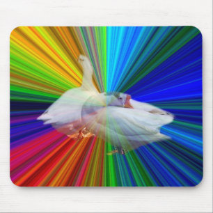 zwei weiße Gänse mit sehr extravagantem Hintergrun Mousepad
