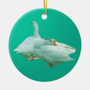 zwei weiße Gänse vor blauem Hintergrund Keramik Ornament