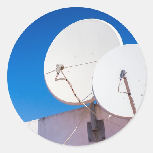 Zwei weiße Geschirr mit Satellitenanschluss an der Runder Aufkleber (Vorderseite)