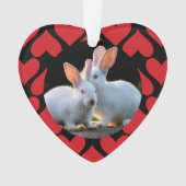 Zwei weiße Kaninchen mit roten Herzen Urlaub Ornament (Vorderseite)