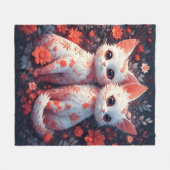 Zwei weiße Kätzchen und Blume Fleecedecke (Vorderseite (Horizontal))