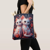 Zwei weiße Kätzchen und Blume Tasche (Von Nahem)
